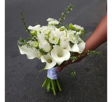 Bó hoa cưới tulip trắng