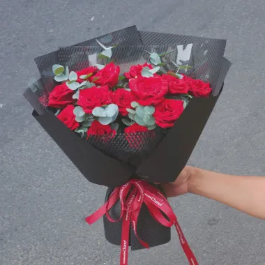 bó hoa hồng đỏ 15 bông giấy đen