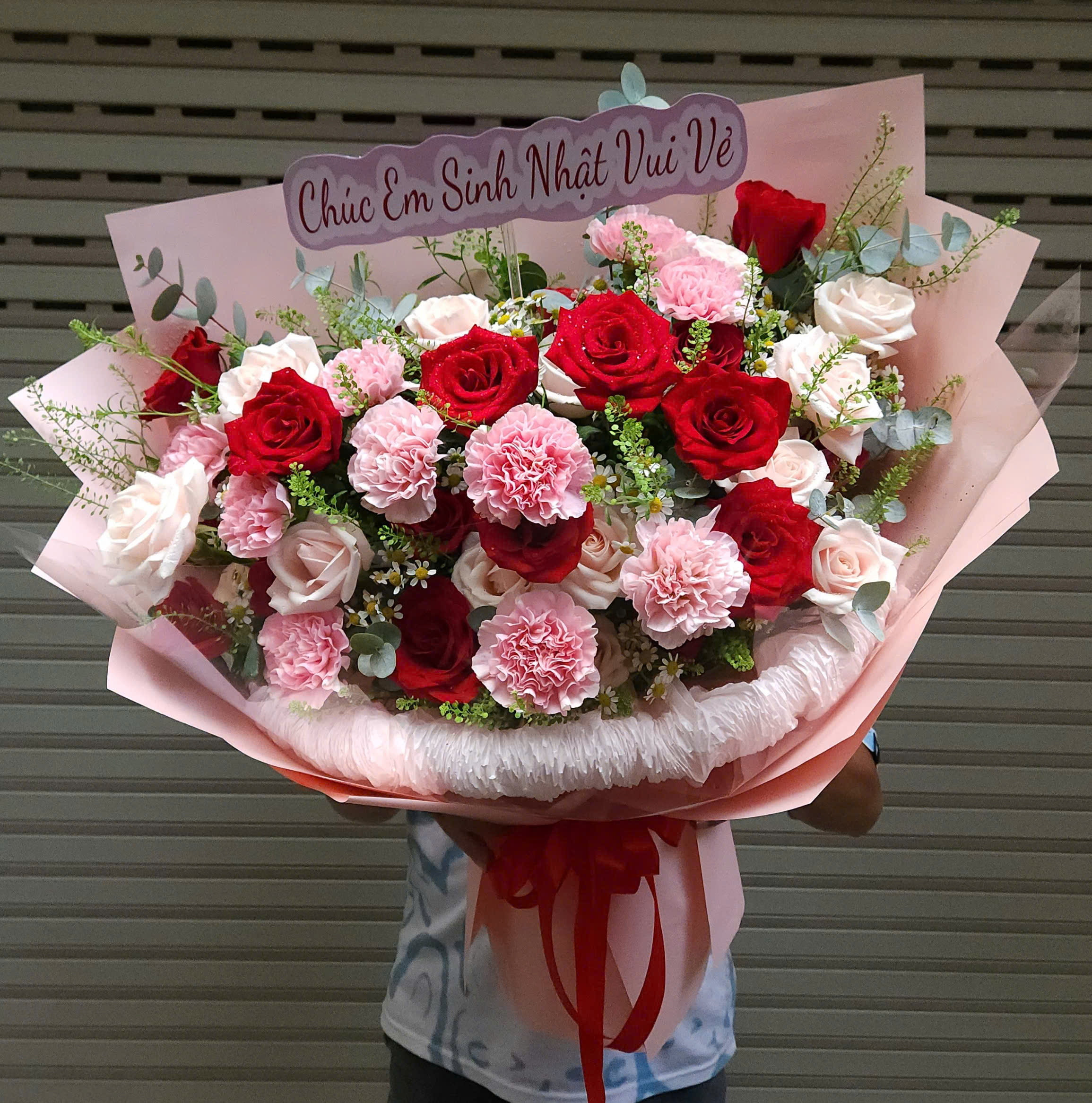 b&oacute; hoa hồng đỏ mix hoa hồng kem xinh đẹp 