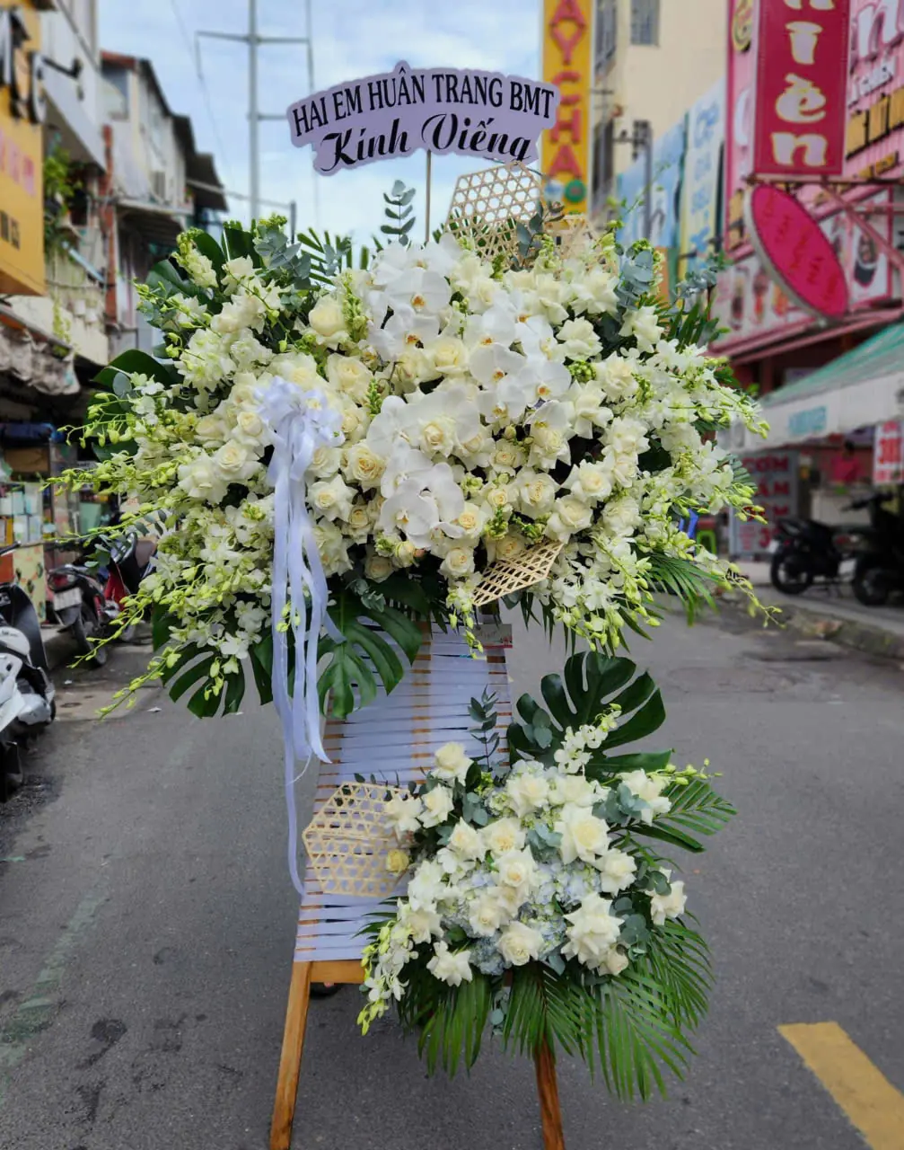 Kệ Hoa Chia Buồn Tone T&iacute;m 