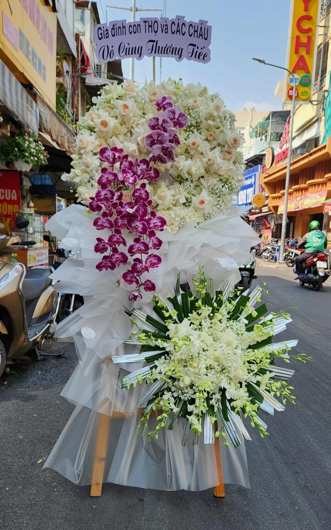 Vòng Hoa Chia Buồn Tone Trắng Tím