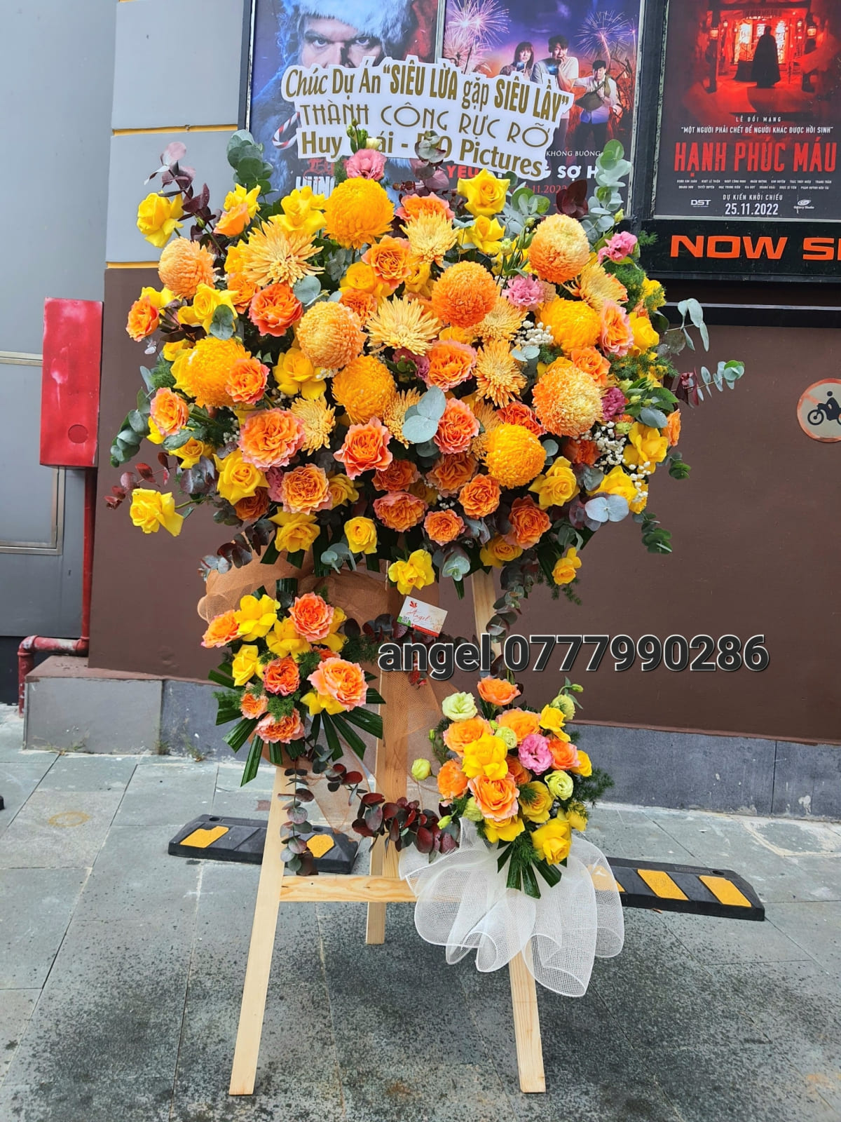 kệ hoa ch&uacute;c mừng khai trương m&agrave;u v&agrave;ng