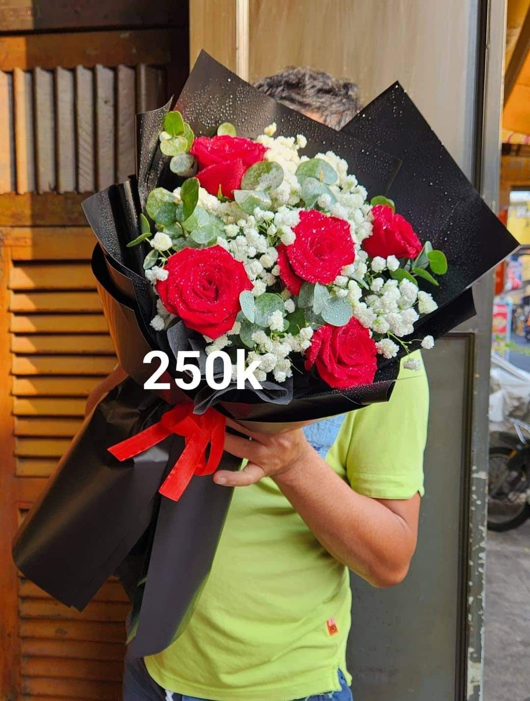 BÓ HOA HỒNG ĐỎ 5 BÔNG GIẤY ĐEN 