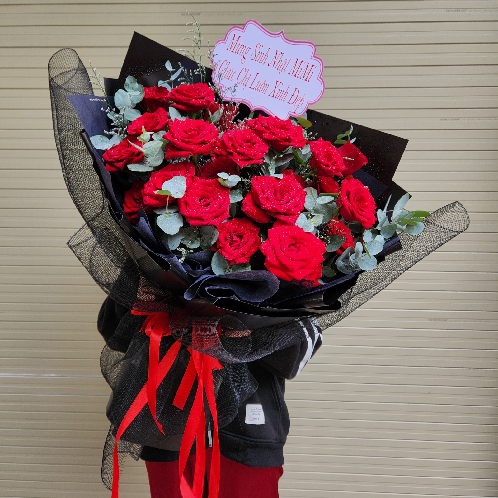Bó Hoa Hồng Đỏ Giấy Đen ngọt ngào 