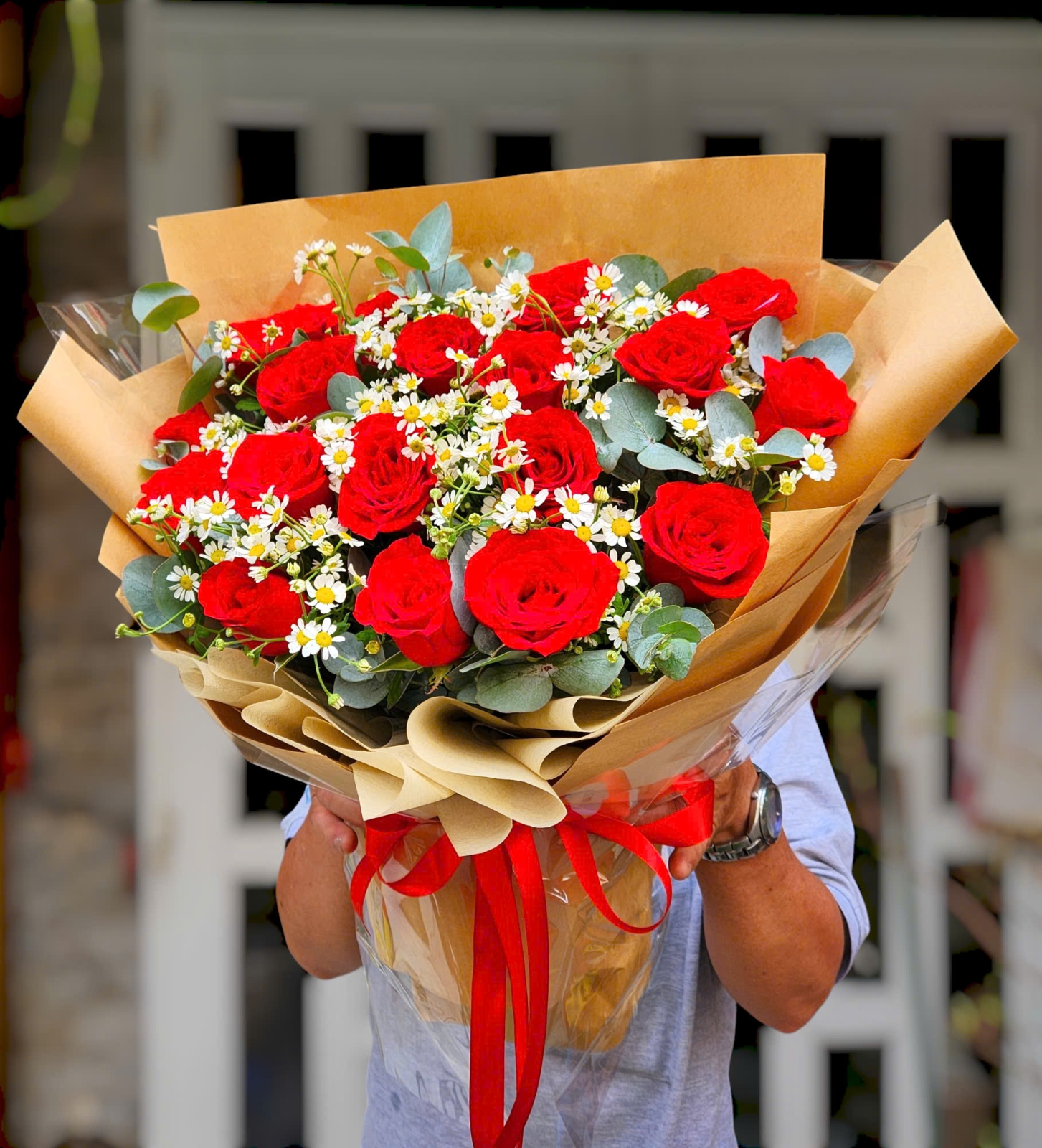 bó hoa hồng đỏ tặng mẹ