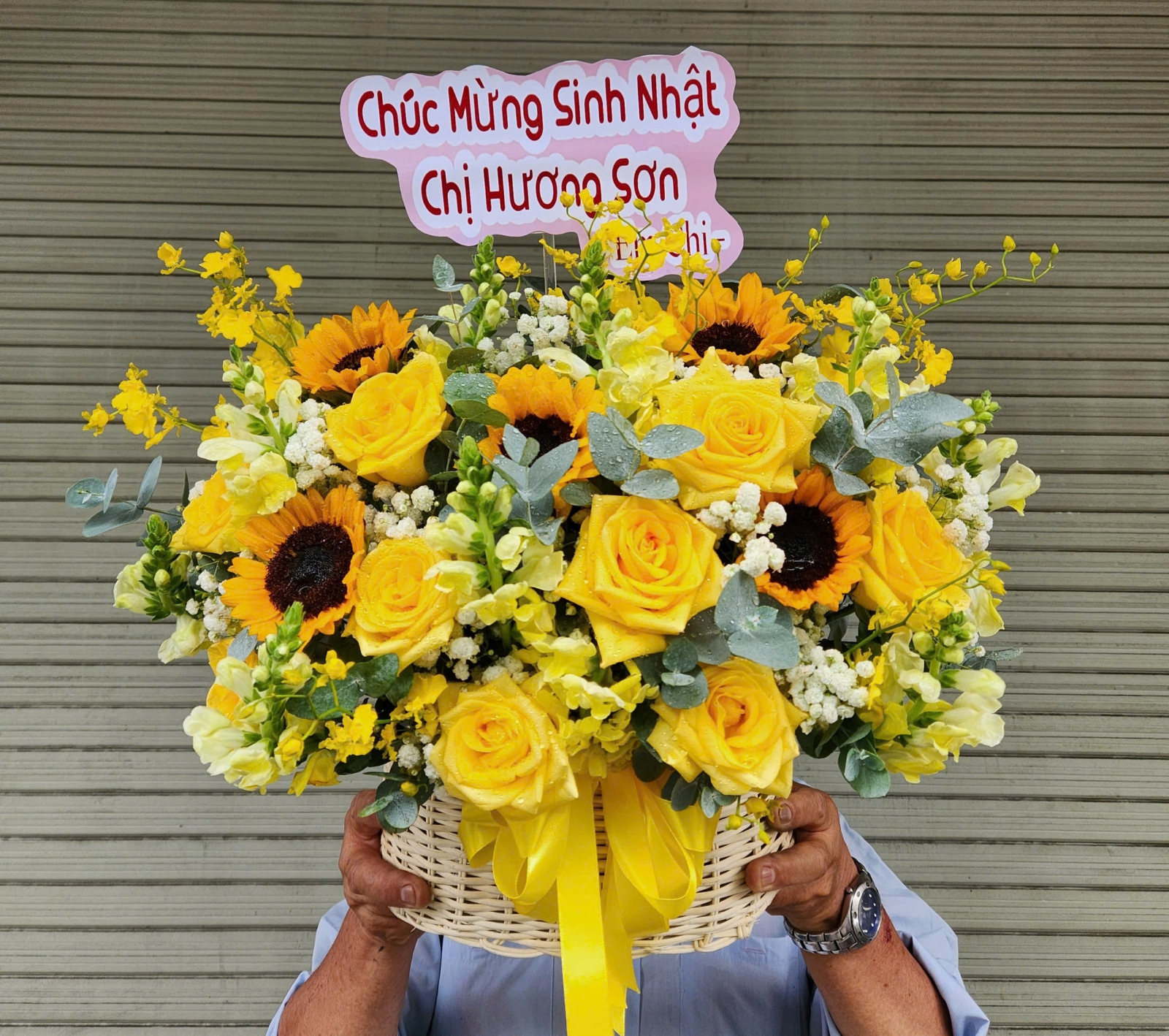 Lẵng hoa hướng dương tone vàng  – Biểu tượng may mắn khai trương