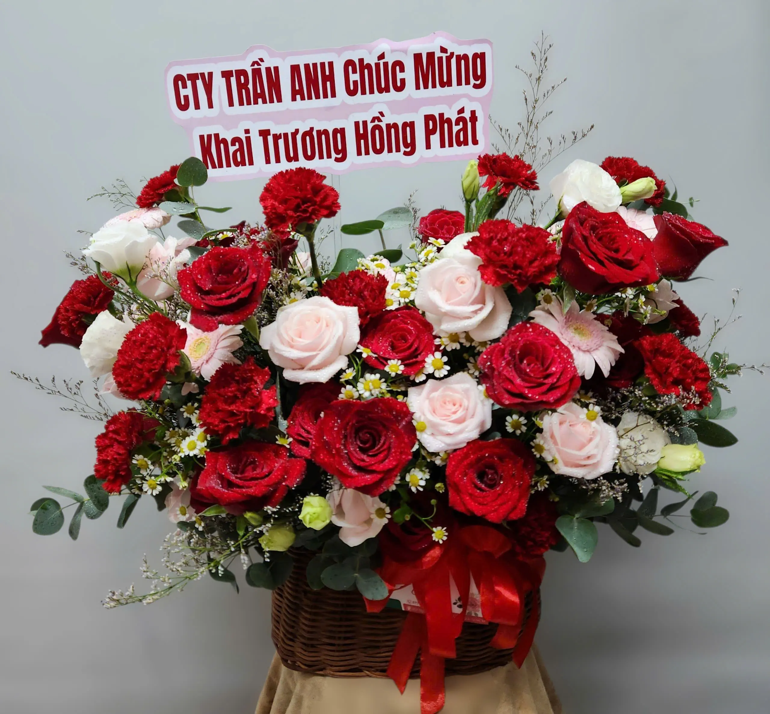 Giỏ Hoa Hồng Đỏ V&agrave; Ly K&eacute;p Sang Trọng