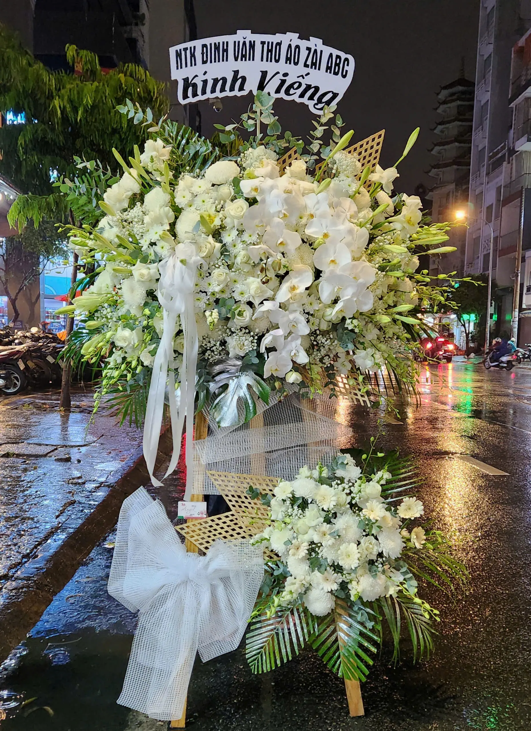 Kệ Hoa Chia Buồn