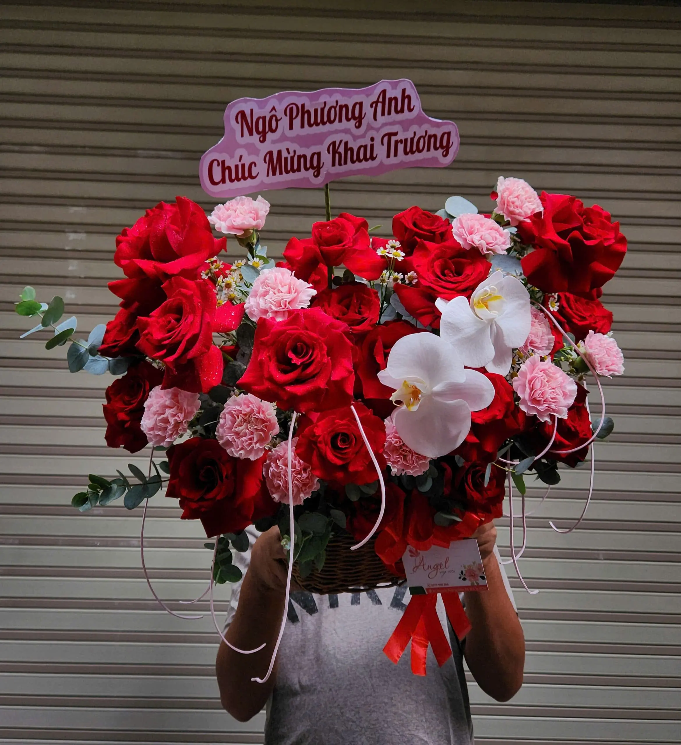 Giỏ Hoa Hồng Đỏ V&agrave; Ly K&eacute;p Sang Trọng