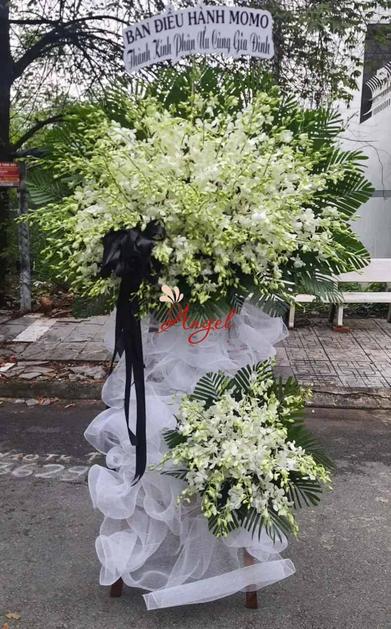 Hoa chia buồn lan trắng – Mẫu vòng hoa tang lễ trang nhã TPHCM