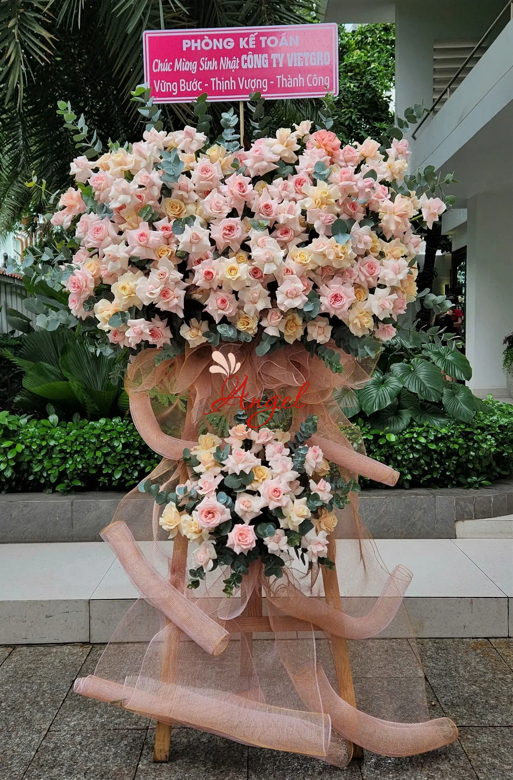 Kệ Hoa Chúc Mừng Sinh Nhật Công Ty Sang Trọng Tone Pastel