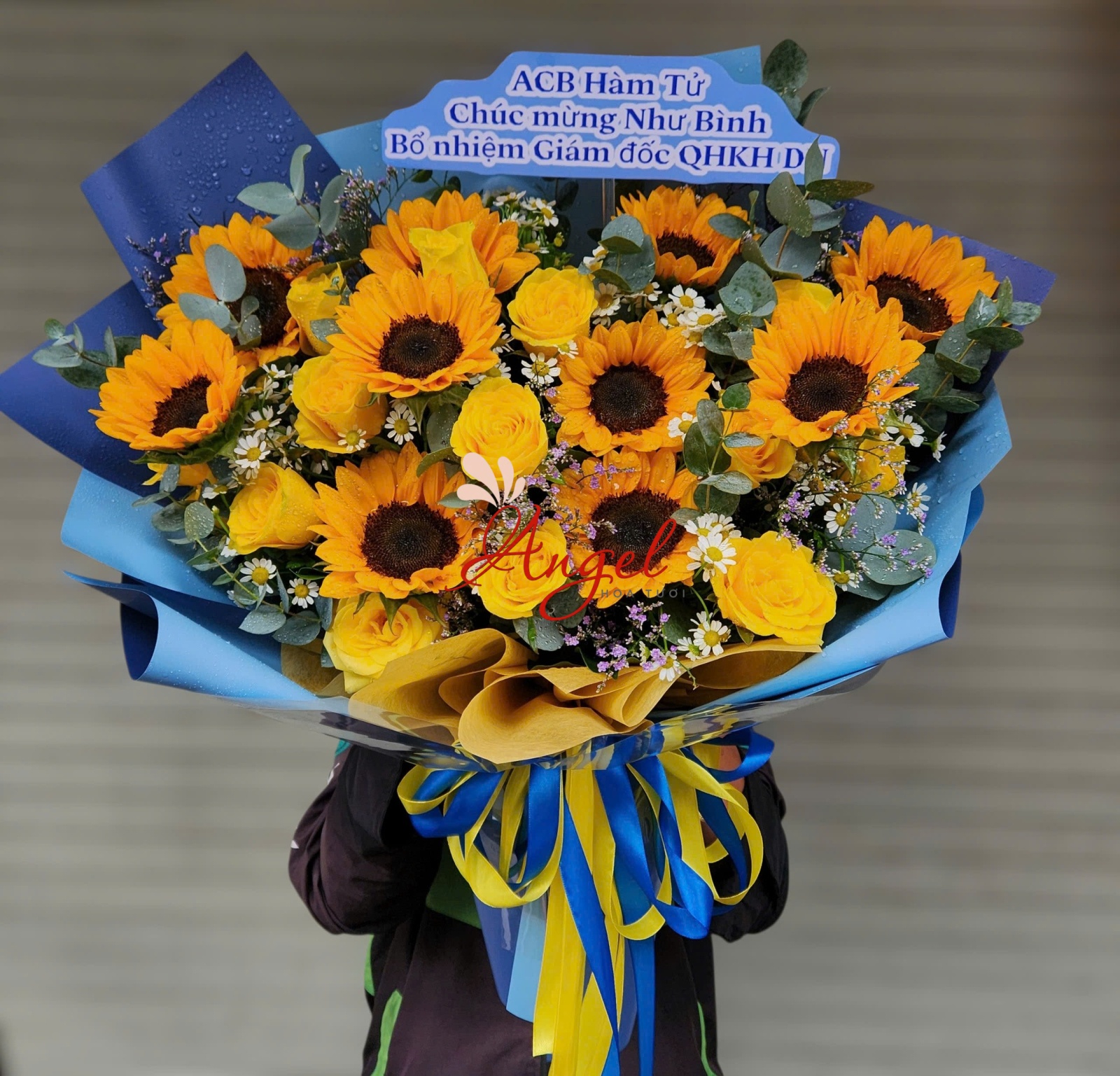 bó hoa hướng dương gói giấy xanh dương