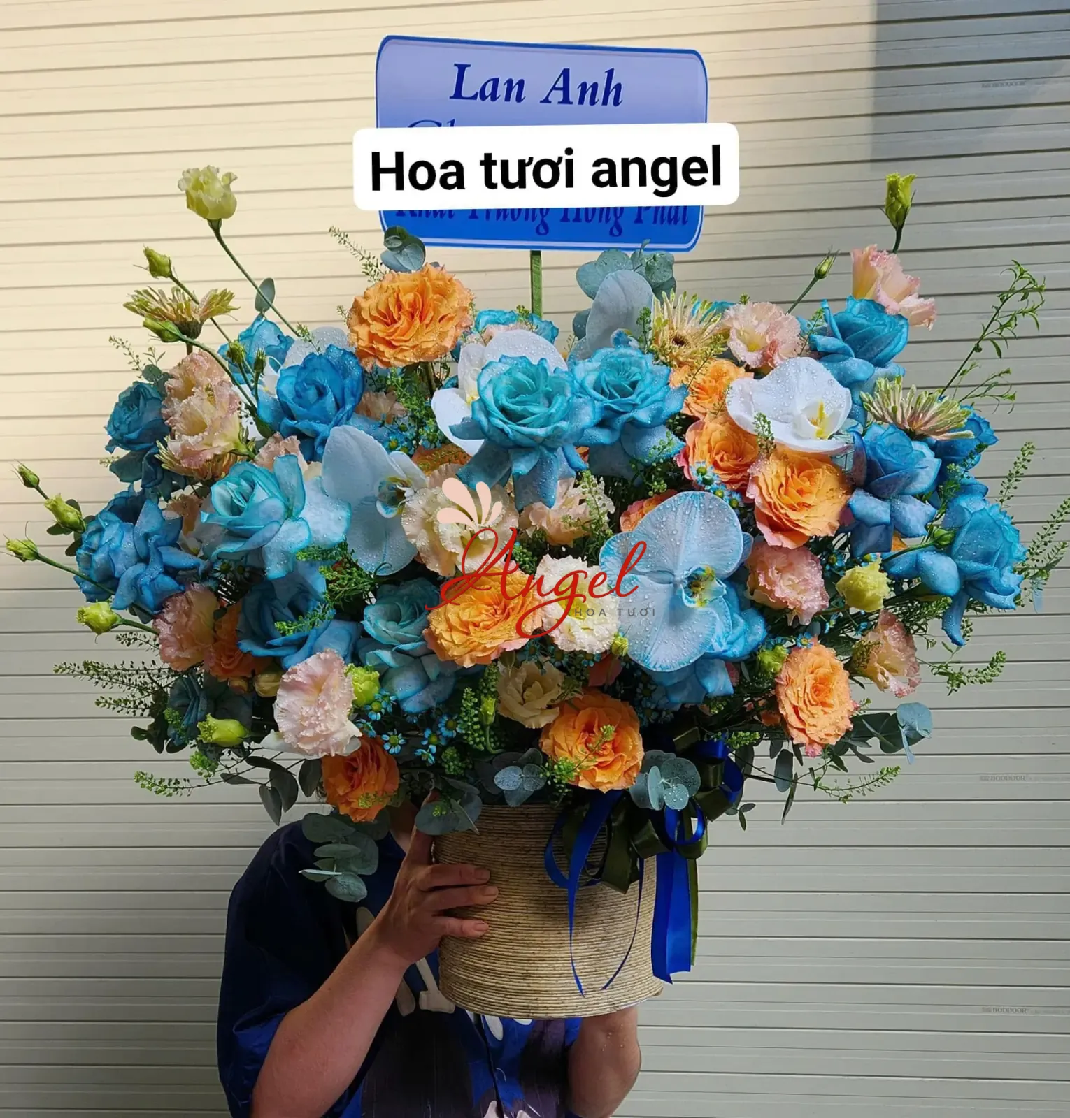 giỏ hoa chúc mừng màu xanh dương