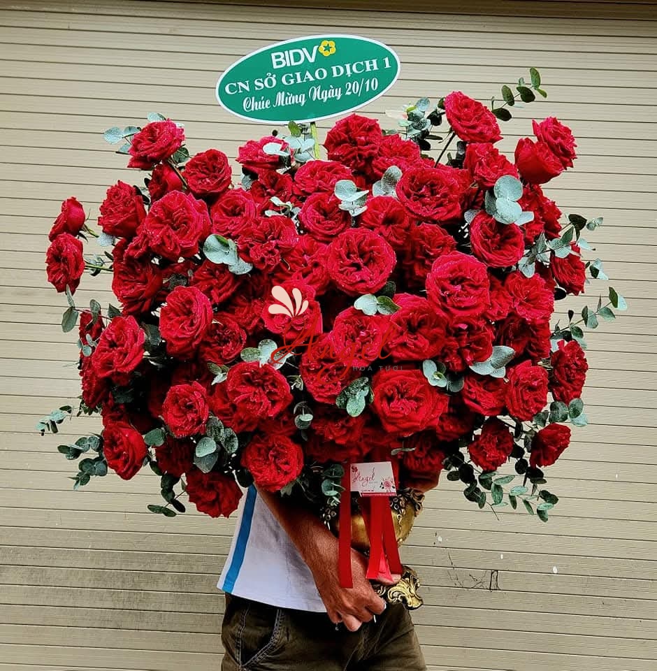 bình hoa hồng đỏ khổng lồ