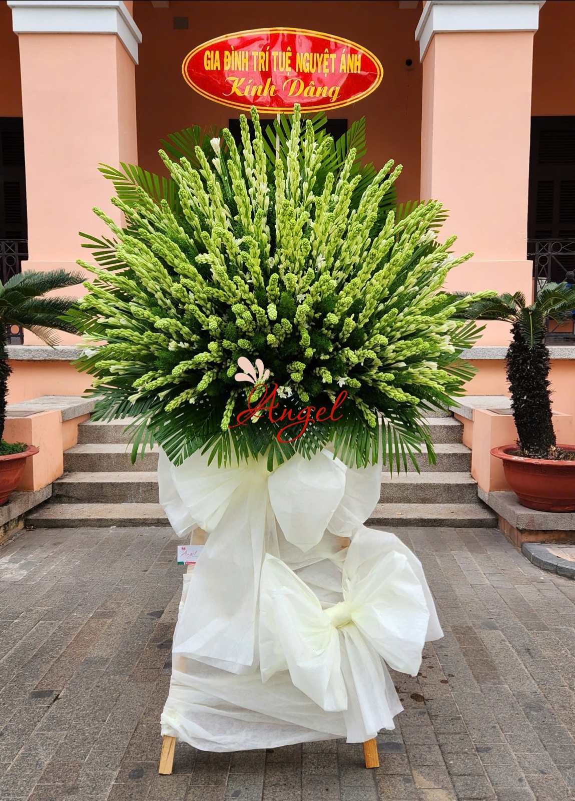 Hoa Huệ Trắng Đám Tang – Ý Nghĩa & Những Mẫu Hoa Chia Buồn Trang Nhã