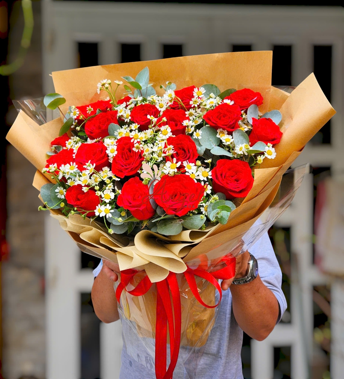 bó hoa hồng đỏ tặng mẹ