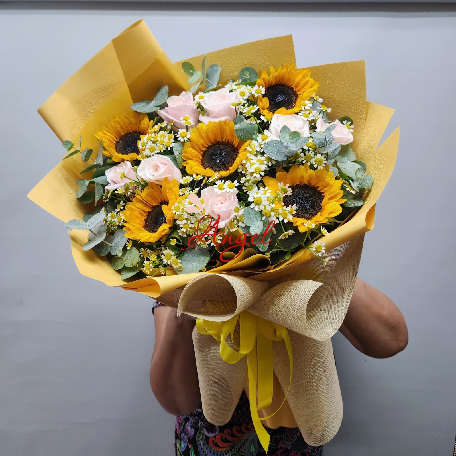 Bó hướng dương phối hoa hồng pastel